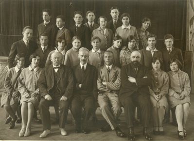 Tallinn - 1929. Jewish gymnasium - 1929, IX class
Left to right.
Top row: Isak Veidenbaum, Leo Ginovker, Jacob Gordon, Alter Rudnik, Anja Girson (Rybak), Moisei Stark, Rosa Tamarkin, Zenni Baran (Epstein)
Middle row: Nosson Stark, Boris Beilinson, Basja Schats, Meri Scher, Dora Haitov, Sara Schulklepper, Polja Rapoport, Jossif Migdal, Robi Scher
Bottom row: Stella Schulklepper, Emma Jakobson, Moritz Christianovitsch Sauerbrei - school inspector, Samuil Jakovlevitsch Gurin - school director, Roosiste - gymnastics teacher, Gurevitsch - music teacher, kantor; Riva Scher, Bibi Heimann 
