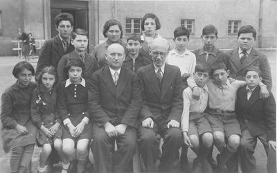 Tallinn - 1936. Jewish Gymnasium 1936-1937
Left to right.
Standing: L. Margolius, Sh. Margolius, L. Vinik,  Y. Rezenman, L. Beilinson, H. Partel, Y. Belostozki, L. Svidgal
Sitting: Ester Mletschin, Dita Isurin, Dina Pliskin (Levin), Dubovski, Gurin, ?, ?, Schlomo ?
