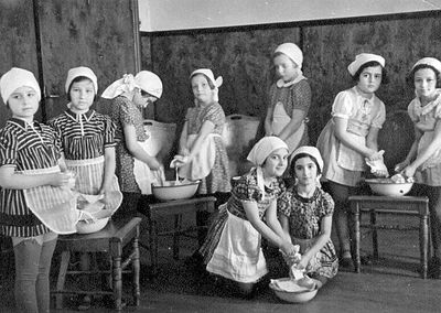 Tartu - 1940. Jewish school III grade - 1940
Left to right.
Aggi Goldberg, Goldi Goldberg, Gita Schank, Fira Kaplan, Ruth Lichtenstein (Hirsch), Re Abramson (Perlman), Miriam Zeitlin
At bottom: Hanni Gerschowitch, Goldi Lutrin 
