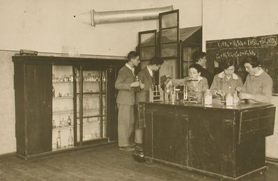 Tallinn - 1930. Chemistry class in Tallinn Jewish gymnasium around 1930
