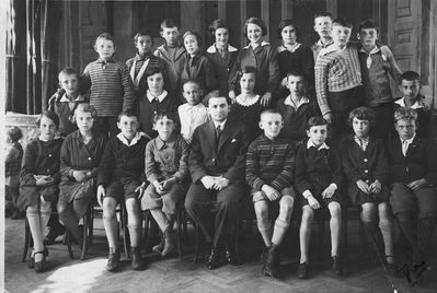 Tartu - 1932. Tartu Jewish school - V class. ~1932
Boys: Julius Herschkovitsch, Zvi Ogus, Avraham Danzig, Jacov Smolenski, Benjamin Heiman, Moriz Heiman, Mendel Ditman (?), Benjamin Kahan, Israel Migdal (?), Izhak Itzoch, Jura Schapiro, Schlomo Sofer, Haim Pivnik, Eli Kit, Daniel Goldman
Girls: Hana Aronovitsch, Berta (Beila)  Haitov, Ester Passov, Scheine Aronovitsch, Vera Bik, Scheina Koslovski, Lena Ratscheg/Razig (?), Sara Ribka, Golda Vimerg (?), Scheina Gleser  
