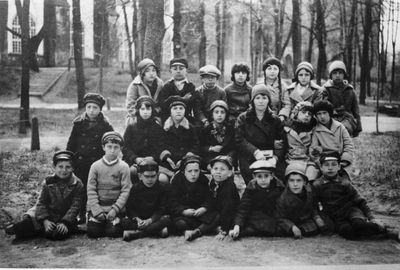 Tartu Jewish  school
Left to right.
Bottom row: Nodel, Berl Muschkat, Aba Pivovarov?, ?, David Pärtel, Mischa Tuvias, Haim Resnik, Bezalel Kahn
Middle row: ?, ?, Anni Eidelkind, Drui?, Mme Nodel, ?, Hene Gens
Top row: Mogilkin, Hone?, Jascha Pivovarov/Bekka Spungin, ?, Sara Barnoy (Epstein), Shulamit Sverdlov (Pajenson), ?
