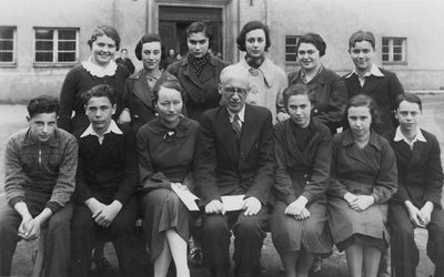 Tallinn - 1937. Jewish Gymnasium - 8 kl. - 1937
Left to right.
Standing: Sara Rybka, Ljuba Rosenberg (Turetsky), Hanzi Aronovitsch, Eugenia Gurin, Lia Kaplan (Berkovitsch), Izhak Grusin
Sitting: Gabriel Pikarevitsch, Benjamin Gordon, Helene Valdur (Estonian), Samuel Gurin, Jenta (Zenja) Aronovitsch, Ester Lerenmann, Hone Aronovitsch 
