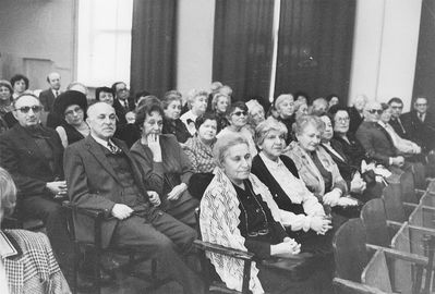 Tallinn - 1988 - Tallinn Jewish gymnasium gathering - 27/11/1988 - S. Gurin's 100. Jubilee
Left to right.
I row: Miriam Meiler (Pesin), Ester Schadzunsky (Frank), Anita Turovski (Klaus), Broneslava Scher (Dymschitz)
II row: Hirsch Kitt, Hesse Kitt (Pozaisky), Tamara Jankelson, ?, Dina Slutsk
III row: Rafael Rusinov, Dveira Rusinov (Vigderhaus), ?, Frida Schlick (Slomka)

 

