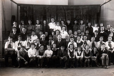 Tallinn - 1940. Jewish secondary school - 1940
Tallinn jewish secondary school - 1940  
Left to right.
Top row: Boris Goldberg, Inna Gens, Esther Poljazkin, Lena Seidelsohn (Papp), Rachel Zivian, ?, ?, Minna or Basja ?, Lea ?, Ita Saks?, Ita Bassel (Poljazkin), Lea Schocher, ?, Frieda Slomka, ?, Jakob Rochlin
II from top: Hardy Braschinsky,  Samuel (Mulli) Lermann, ?, Gena (Heino) Baskin, ?, ?, ?, ?, ?, ?, ?, ?, Osja Braschinsky, David Slomka, Hulda Rochlin (Teenar-Mandel), Bella Papp
III from top: ?, Bella Pekarevich (Rosenfeld), Dina Pliskin (Levin), Ester Vee (Rochlin), Afraim Rochlin, ?, Isak Bachmat, S. Gurin, Roli Rusinov, Schnebeg (Yidisch), Sara Mirvits, Eliezer Beltschikov, Bubi Pivnik, ?
Bottom row: Donald Dubrovkin, Slomka, Feige Novoselov (Schenkman), Mascha Wasserman, Liebe Naimark, Rosa Goldberg, ?, Dveira Rusinov (Vigderhaus), Scheine Voloschin (Schenkman), Ida Bam, Golomb? 

