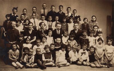 Valga - 1926.  Valga Jewish primary school - 1926
Left to right.
Teachers: ?, ?, ?, Isak Bachmat, Samuil Polykovski
Top row: 3d from right Teodor Polykovski
