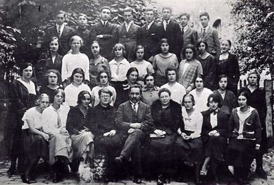 Tallinn - 1924. Russian private gymnasium  - 4 (VII) class - 1924
Left to right.
Top row: ?, Josi Pakkin, ?, Sami Racheltschik, ?, ?, Herman Meiertal, ?
II from top: ?, ?, ?, ?, ?, Nansi (Nohema) Edelhaus (Jakobson),  Tsippa Levin (Bovschover), ?, ?
II from bottom: ?, ?, Miriam Usvanski (Gabovitsch), ?, Riva Spektor (Jakobson), Paula Pakkin (Besprosvanie), ?, ?, ?, ?
Bottom row: ?, ?, Mariascha Goldmann (Reichman), ?, ?, ?, Bunja Eidus, Asja Pakin (Brisk)
