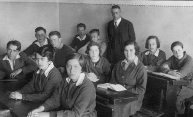 Tallinn - 1933 - Tallinn Jewish Gymansium 10/5/1933 - one year before graduation
Girls (left to right): Hanna Lopavok (Strasch), Basja Steinberger (Baskin), Berta Jankelson, Sara Bujanover (Citron), Bronislava Scher (Dymschits), Sima Gorin (Slosin)
Boys (left to right): Schlomo Gerschanovitsch, Mendel Grinstan, Scher?, Hirsch Migdal, Gdalije Migdal
