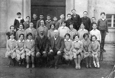 Tallinn - 1928. Jewish Primary school - 1928 - 5th class.
Left to right.
Top row: Bobkovitsch, Epstein, Klutschik, Kulman, Raiman, Glozman,  A. Temin, Smiljanski, S. Rybak,  M. Grinstan, S. Gerschanovitsch, Taubin
Middle row: Rudnik, Stein, Grossman, B. Temin, Danzig, Strasch, ?, Markovitsch, Schechtmeister?
Bottom row: ?, ?,  S. Slosin, Director S. Gurin, Inspector Sauerbrei, B. Itskovisch, S. Citron, Borovitsch, B. Dymschits 
                                                                                                                                                                                                                                                                                                                                                                                                                                                                                                                                                                                                                                                                                                                                                                                                                                                                                                                                                                                                                                                                                                                                                
