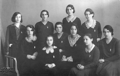 Tallinn - 1930. Jewish Gymnasium - 1930 graduation
Left to right.
Standing: Fanni Raichman, Mima Rom (Gurevitsch), Fanni Jakobson, Bluma Rubanovitsch (Gabovitsch)
Sitting: Hansi Hoff, Anna Stein (Migdal), Riva Itzoch ("big"), Migdal, Basja Danzig, Anna Klas (Gurevitsch)
