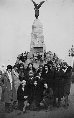 Tallinn - 1931. Jewish gymnasium girls in 1931 (8th and 9th class).
1933 and 1934  graduation
Left to right.
Standing: Sima Gorin (Slosin), Hanna Lopavok (Strasch), Mira Schampal (Schulklepper), ?, Berta Danzig (Itskovitsch), Sofa Murschak (Amitan), Remmelgas, Basja Steinberger (Baskin), Dina Danzig
Sitting: Berta Jankelson, Doba Itzoch, Bronislava Scher (Dymschits) 
