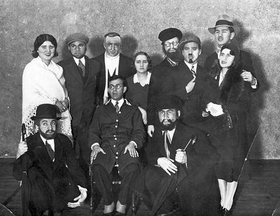 Tallinn - 1931. Jewish Gymnasium X grade Drama studio - 1931
Drama studio, director Zitomirski. Schalom-Aleichem "Der Hasn".
Left to right.
Back row: Meri Scher, Menasche Stein, Mutti (Samuil) Berkovitsch, Sally Katsev, Jakov Gabovitsch, Tusja (Artur) Delski, Isi Itskovitsch, Mira Pessin
Front row: Njuma Levitan (Levanon), Zitomirski, Hirsch Geruchmanov 
