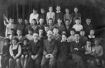 Tallinn - 1933.  Jewish school children - 1933
II class
Left to right: 
Top row: ?, ?, ?, Rezi Vseviov (Vald)
Second row from top: ?, ?, ?, ?, ?, ?, ?, Harry Rybak, Jakov Vald, ?
Third row from top: ?, ?, Schura Goldman, Lidia Morein (Ivanovski), ?, ?, ?, ?, ?, Anni Pines
Sitting: ?, Zipukov, ?, Gronimov, Samuil Gurin, Hazkina, Zitomirski, Roha Naimark, ?
