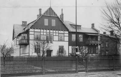 Tallinn Jewish school at Raua 16a
Elementary school at Raua 16a.  1922-23
The first elementary Jewish school was established in Tallinn in 1880 (One of the founders - Rebekka Feinstein). Hebrew, Russian, German languages and arithmetics were taught.
Later in 1919 an elementary school was established by the Jewish community, were all the required disciplines were taught. It was located in the house of the school teacher Gildebrand at Raua 16a.
Later (in 1923?) the school moved to the small house adjacent to the synagogue at Makri str.
In 1924 the new school building was opened at it's current location at Karu 16 (the Jewish gymnasium building).

