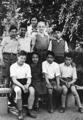 Tartu jewish school on a trip to "Võrbuse"
Left to right
Top: Soloveitschik?, Benjamin Drui, Lea Muschkat, ?, Abba Pivovarov
Sitting: Leib (Lulli) Brosin, Ester Jakobson, Faivi Glückman, Mosche Schank
Keywords: [S] [D] [M] [P] [B] [J] [G]