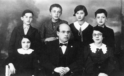 Tartu - 1939.  Tartu Jewish School., ~1939
The Yiddish teacher Levenberg (the head of the underground communist circle).
Top row left to right: Syema Nadel (Nodel), Schlomi Sochatsevski, Mira Bauman, Mosche Schank
Bottom row: Sonja Schapiro, Levenberg, Chaja Liba Svitski (Glückman)
