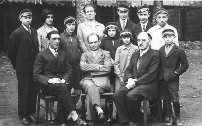 Tartu - 1930. school 1930
Left to right.
Sitting: Ezriel Schaput,  Nadel (Nodel), Leib Levitin
Standing (small children): Sina Intreligator,  Minna Mischkin, Appa Fainmann
Upper row: Mosche Michelson, Spungin, Spungin, Estonian teacher, Leo Usvanski, Rafael Bass, Schalom Schapiro
