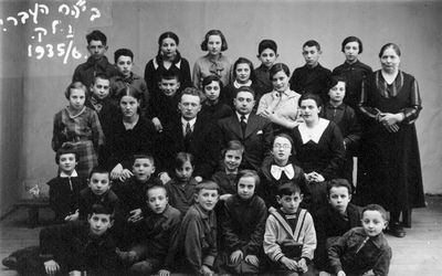 Valga Jewish school 1935/36
Left to right
II row from top: ?, ?, Ida Gurevitsch, Bella Gurevitsch, Sara Musikant, ?, ?, ?, Mottke Bell

