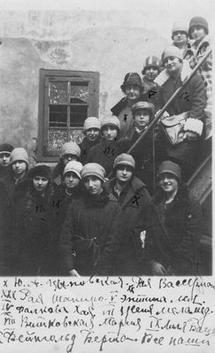 Valga gymnasium  girls
Jewish girls:
The teacher J. A. Zynovskaja (marked with X), Raja Wasserman (XX), Raja Schapiro (XXX), Haja Falkov (IV), Lea Entin (V), Zenja Melamed (VII), Maria Witkovsky (VIII), Lilja Baze (IX), Berta Feingold (X)
Keywords: [Z] [W] [S] [F] [E] [M] [B]