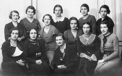 Tallinn Russian gymnasium girls
Left to right
Top and middle row: ?, Miriam Usvanski (Gabovitsch), Ljudmila Gorbacheva, Riva Spektor (Jakobson), Zippa Levin (Bovschover), Nansi (Nohema) Edelhaus (Jakobson), Zosja Menell (Gutkin)
Sitting: Paula Pakkin (Besprosvanie), Mariascha Goldmann (Raichman), Nadezda Taarna (Tsõgankova)?, Asja Pakin (Brisk), Sara (Jakobson)
