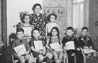 Tallinn - 1939. Yiddish kindergarten 1939
Left to right.
Sitting: Scharl Feigin, Harry Raichman, Lia Saks, Tolja Bassel, David Schur
Standing: Ruth Kantor (Ring), Fanja Dubovski, Lia Rogovski
