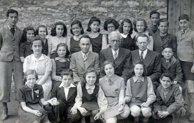 Tallinn - 1940. Jewish school - 6th grade - 1940
Left to right
Top: Haim Leesik, Riva Vasser, Rachil Tsivian, Lea Schocher, Ester Poljazkin, Ita Poljatzkin, Lea Svidgal, Lena Papp, Mascha Vasserman, Hirsch Leesik, Bubi Pivnik, Schleime Olivson
Middle row: Elli Krüger, Gita Frank, Teachers Gronimov, Gurin (director) and Bachmat, Ljusi Apananski
At bottom: Miriam Pliner, Salman Bam, Lidia Leibo, Mara Klaus, Libi Naimark, Isroel Vseviov 
