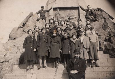 Tallinn - 1939. Jewish Gymnasium - 1939-40 - 2 classes together
Left to right.
At bottom Kantor Gurevitsch.
I row from bottom (7): Schura  Goldmann, Ljuba Kan, Bella Pikarevitsch (Rosenfeld), Dina (Libe) Kuremaa (Naimark), Resi Zalkind, Bubi Fürst, Borja Rubinstein
II row from bottom (6): ?, Ruth Kamerasse, Hensi Pliner, Avi Nachumov?, ?, ?
Top row (7): ?,  Anni Pines, Ljuba Scherman, Julius Olivson, Schimon Rosinko, Sima Rapoport, ? 
Standing on top: Adi Besprosvanie, ?, Haim Blechman  
