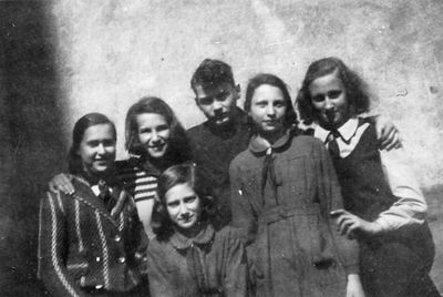 Tallinn - 1939. Jewish School - 1939-1940.
Left to right: Rachil Tsivian, Lena Paap, Beilinson, Libi Naimark, Mascha Wasserman.
At bottom: Miriam Pliner
