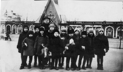 Tallinn - 1930. School trip - 1930
The teacher - Dubovsky.
Left to right:
Hesse Pozaisky, ?, ?, ?, Mascha Levin (Grinstan)


