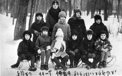 Tallinn - 1929.  elementary school children in Kadriorg near Tallinn - 11.1.1929
The teacher - probably Basja Meiertal (Schneberg)
