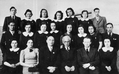 Tallinn - 1940. Jewish gymnasium - 1940 graduation
Left to right
Top: Solomon Sofer, Ljuba Sack, Dina (Nyusa) Slutsk, Riva Klugman (Kantor), Mia Kolomoitsev, Tamara Jankelson, Gabi Pikarevitsch
Middle row: Leo Gens, Rebekka Mletschin, Mascha Levin (Grinstan), Hesse Kitt (Pozaisky), Eugenia Loov (Gurin), Jehudit Issurin, Tsilla Joffe (Beltschikov), Reeno Eidelmann
Bottom row: Sara Scher, Basja Meiertal (Schneberg), Israel Dubovsky, Samuil Gurin, Isak Bachmat, Bella Haitov?

