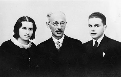 Tallinn - Before the visit to the President
The best students of the Tallinn Jewish Gymnasium before going to the President. Miriam Pessin, Samuil Gurin and Menasche Schein
