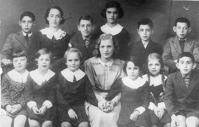 Tartu - 1938.  V estonian elementary school 1938-39
The teacher Aino Värv-Sulg with her pupil.
Left to right.
Standing: Pivovarov, Perle Levin, Gelb (Tuvias?), Mendeles, ?, Pivovarov
Sitting: ?, ?, ?, Aino Värv-Sulg, Joelit Pajenson, Sara Epstein, Gelb (Tuvias?)
