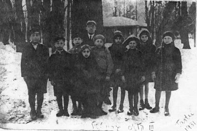 Tartu - 1931. children - 1931
Left to right.
Josel Faiman, Ber Spungin, Bezalel Kan, Reise Nechamtschin, Hone Heimann, Riva Vagenheim, Kopl Svitski, Schulamit Pajenson, Sore Epstein. The teacher - Levenberg.
The III grade - 1931 
