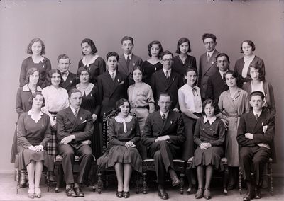 Tallinn - 1931. Jewish gymnasium - 1931 graduation class
Left to right:
Sitting: Ema Jakobson, Moissei Stark, Riva Scher, Nosson Stark, Meri Jankelson, Alter Rudnik
Middle row: Busja Schats, Rosa Tamarkin, Polja Rapoport, Isi Weidenbaum, Sara Schulklepper, Isi Migdal, Mira Rochlin, Aron Tamarkin, Sara Buras, Riva Harchat
Top row: Dora Haitov, Rubi Scher, Frida Zipukov, Leo (Moritz) Ginovker, Zenni Baran (Epstein), Stella Schulklepper, Jakov Gordon, Anja Girson (Rybak)
