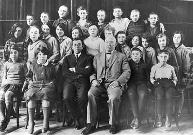 Tallinn Jewish Gymnasium
Teachers: Zitomirski (left) and Sauerbrei.
Jetti Hirschman third from right in the middle row.
