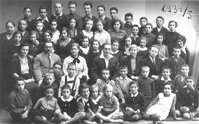 Valga Jewish school 1934
Teachers (left to right): Frieda Bachmat, Dr Polikovski, ?, ?, ?, Isak Bachmat
