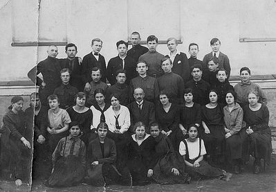 Tartu - 1921. Russian school - 1921
VII class
On top second from left Mischa Bakscht.
Second row from bottom V from right Tasja Bakscht (Amitan)
