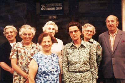 Viljandi school graduates
Left to right.
Meri Scheberstein (Fürst), ?, Jetti Paturski (in the back), ?, ?, ?, Harry Paturski 
