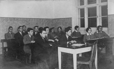 Tallinn Jewish Gymnasium classroom
First bank: David Gerschanovitsch (left), Ascher (Osja) Itzoch
Second bank: Viktor klompus (left), ?
