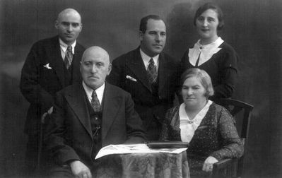 Blumberg family
Left to right.
Standing: ?, Feive Blumberg, Rosa Blumberg (Flaksman)
Sitting: Jakov Blumberg, Tsvia Blumberg
