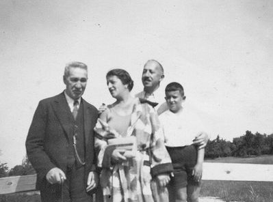 Abramson - Goldberg
Jossef Goldberg, Zila Abramson (Goldberg), Max Abramson, Gabriel Abramson - 1938 Pärnu
Keywords: [G]