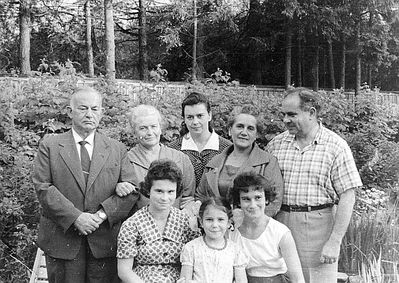 Amitans (1960's)
Left to right.
Standing: Elimelech (Mischa) Bakscht, Tanja Amitan (von Ruckteschell), Mara Amitan, Tasja Bakscht (Amitan), Ilja Amitan
Sitting: Irina Amitan, ?, Olga Amitan 
