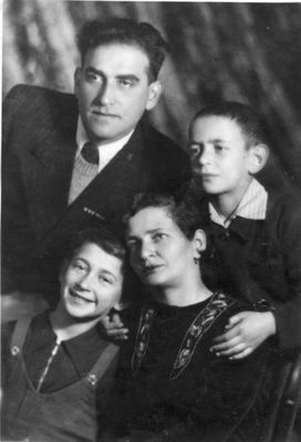 Asnovitsch family (?) in Russia 25/12/1945
On the back side: "на память дорогим родным от Яши с семьей"
