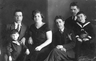 Asnovitsch family in Tallinn   ~1923
Left to righ: Nissan (Mischa) Asnovitsch-Yesodi with son Ezra, Miriam Asnovitsch-Yesodi (Leuscht), Jerucham Asnovitsch, ?, ?
