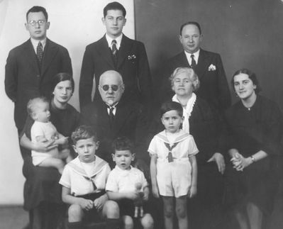 Bakscht Kaplan families - 1934
Left to right.
Standing: Boris Bakscht, David Bakscht, Mischa Kaplan
Sitting: Anja Bakscht (Dickman) with Zvi Bakscht, Schlomo Bakscht, Ljuba Bakscht (Samsonov), Tatjana Bakscht (Amitan).
Children: Jascha Kaplan, Gabriel Bakscht, Alik Kaplan
