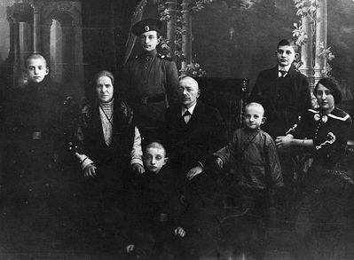 Beilinson family - Narva - ~ 1902
In the center: Hana-Risha Beilinson and Jakov Beilinson
Standing (left to right): Boris?, Benjamin, Samuil
Sitting at right - Lea Vseviov (Beilinson)
Small boy on left from her - David Beilinson
Boy sitting - Benjamin?

