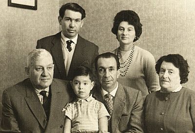 Beilinsons and Vseviov
Standing: Isaak and Nechama Beilinson
Sitting: Samuil Beilinson, David Beilinson (his grandson), Zalman Talmi (Vseviov), II wife of Samuil
