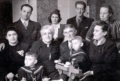 Berkovitsch
Left to right
Standing: Markus Kaplan, Vera Berkovitsch, Rudolf Berkovitsch, Aline Esko
Sitting: Lia Kaplan (Berkovitsch), Frieda Berkovitsch (Zipikov), Isaak Berkovitsch, Berta Kaplan
Children: Rimon Kaplan, Avi Kaplan
Keywords: [K]