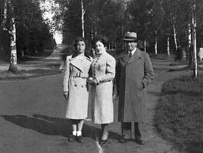 Birnik family in Pärnu, 8.6.1938
Bluma, Jenny Birnik (Brenner) and Oskar (Michel Oscher) Birnik
